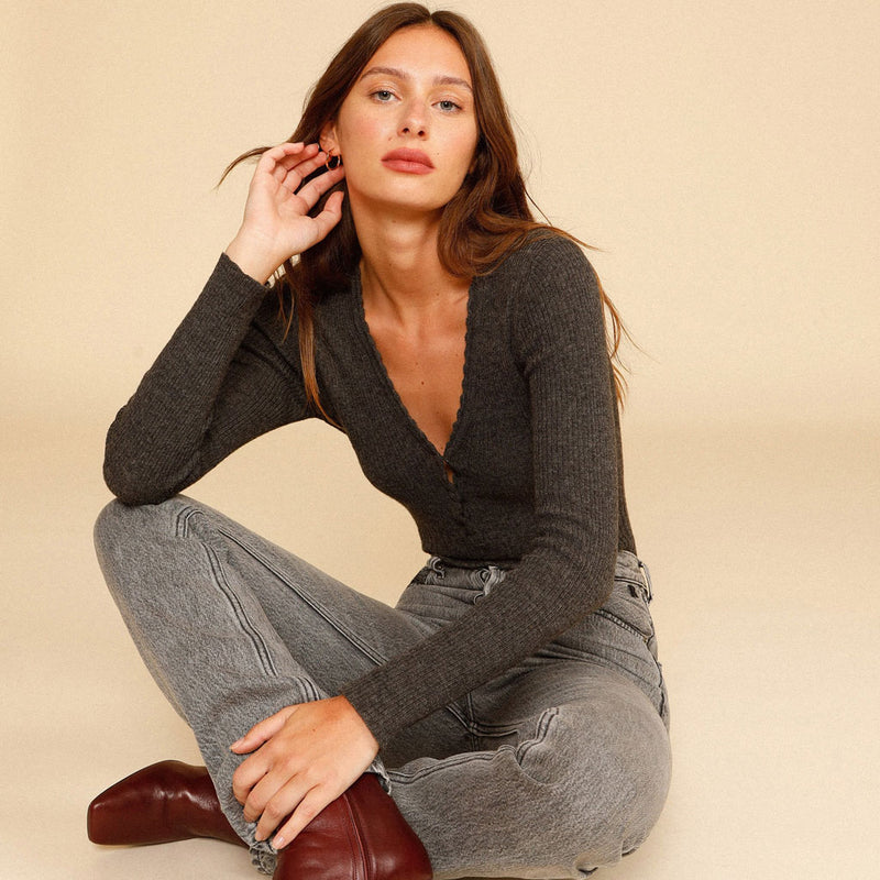 Scalloped Edge Long Sleeve Deep V Ribbed Knit Top - Deep Gray
